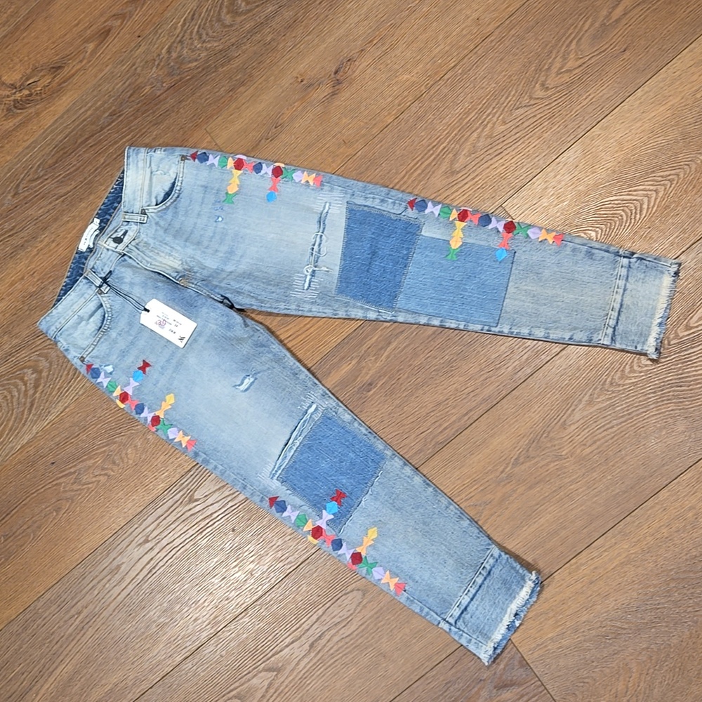 NWT MM VINTAGE EMBROIDERED DISTRESSED BOYFRIEND JEANS.   #6688